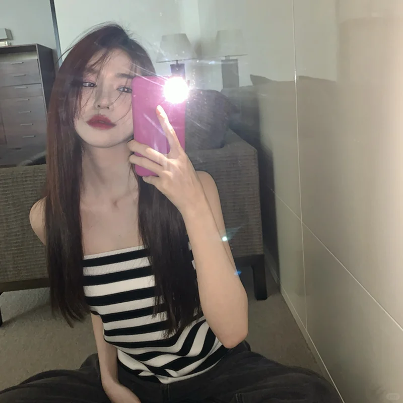 黑白条纹针织抹胸背心，夏日辣妹必备！