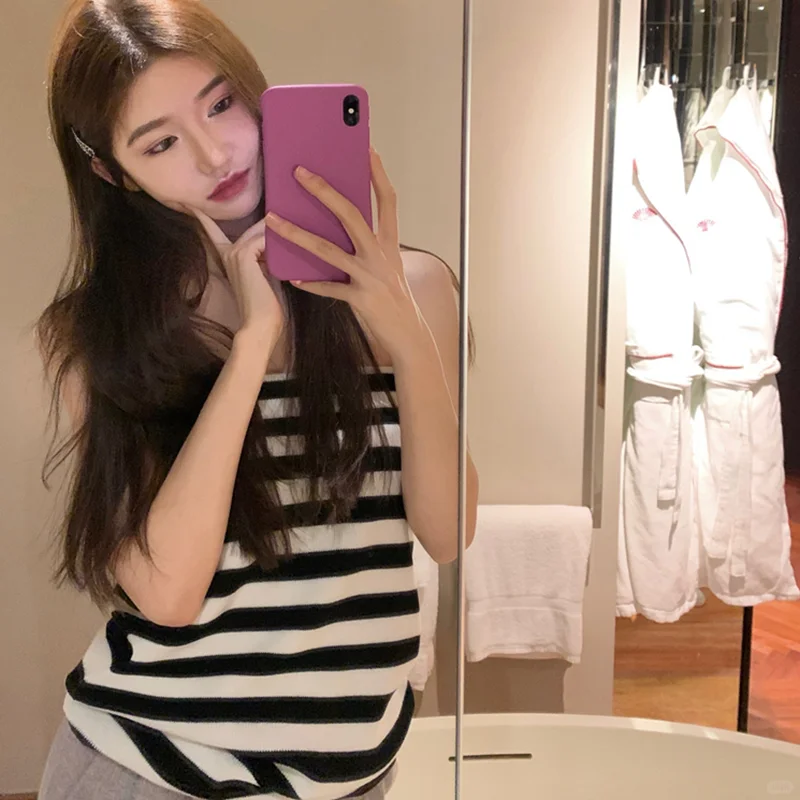 黑白条纹针织抹胸背心，夏日辣妹必备！