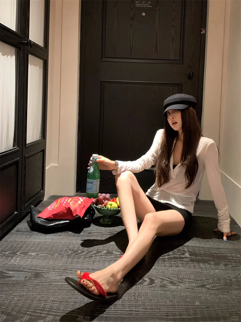 纯欲辣妹穿搭 | 透感白衬衫 + 黑裙的小心机