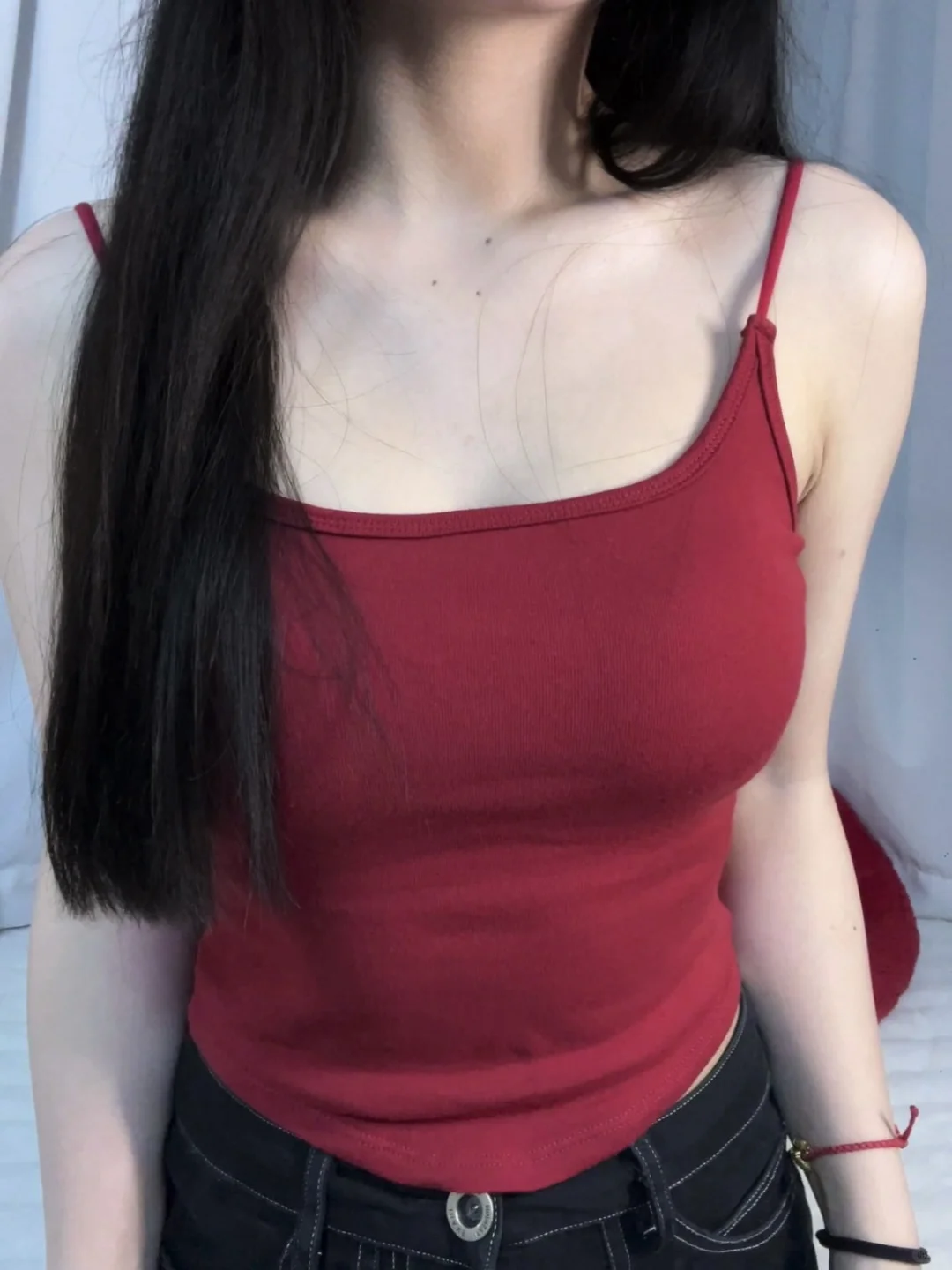 Live直出救命！谁懂这件红色吊带真的好显白