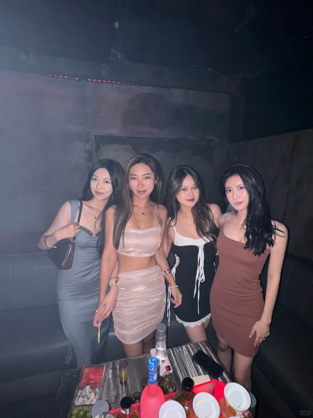 管好你们的男朋友，辣妹出街了