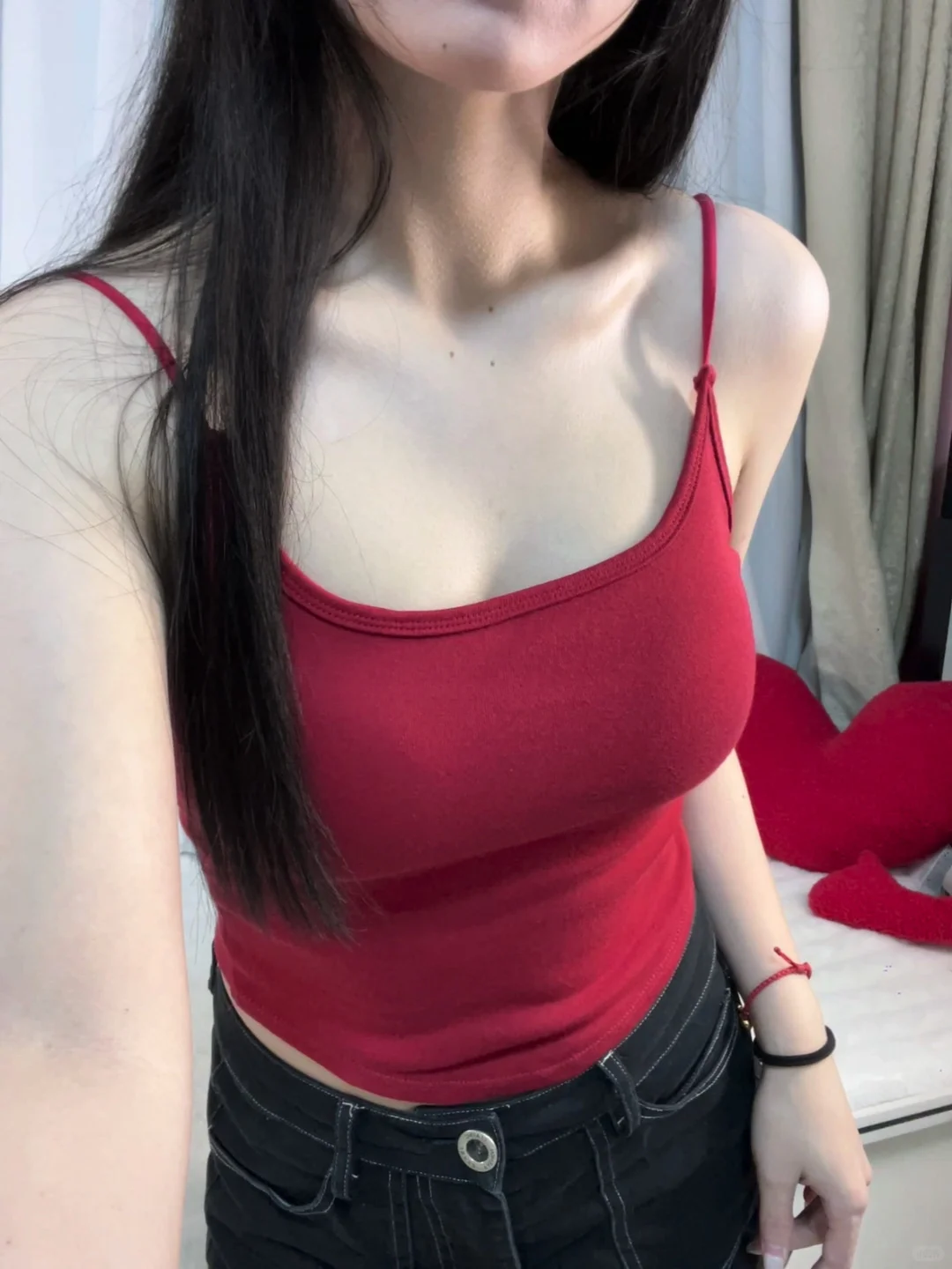 Live直出救命！谁懂这件红色吊带真的好显白