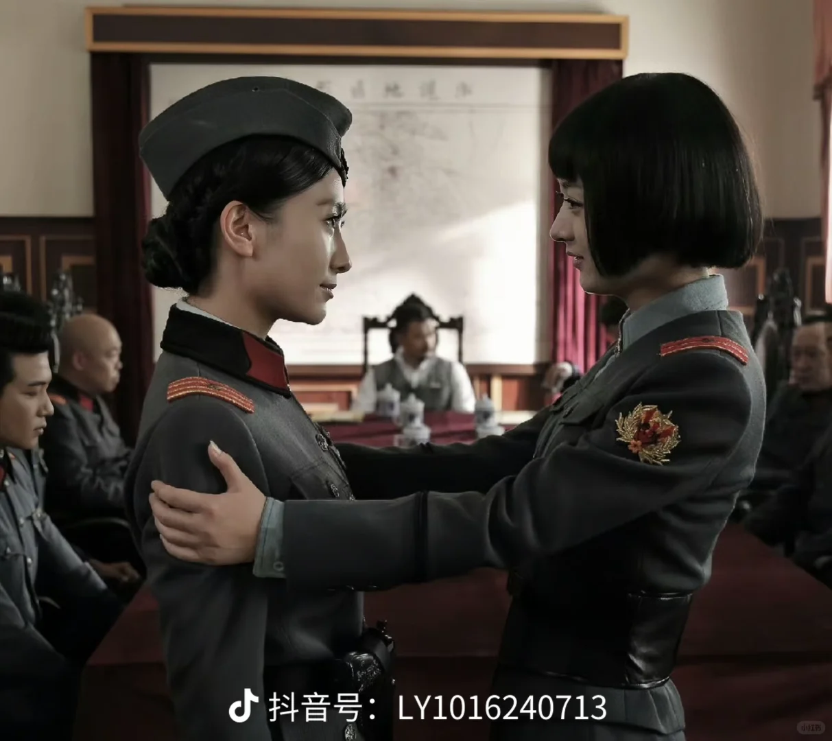 美女当然是戴口罩的女孩啦～