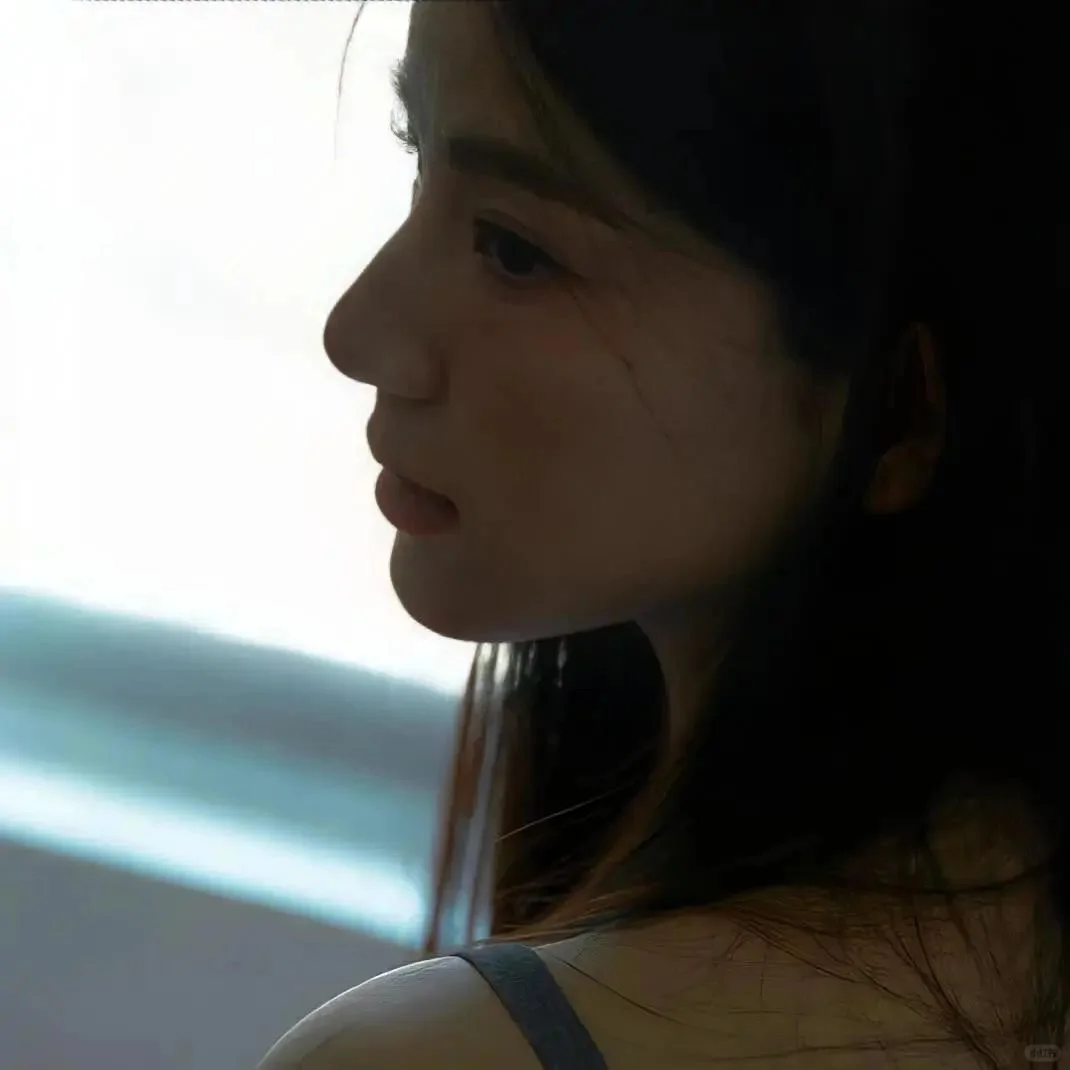 𝑾𝒆𝑪𝒉𝒂𝒕女头丨高级感侧脸女神头像