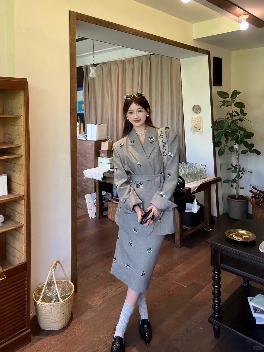 一套西装半裙，轻松打造职场女神范