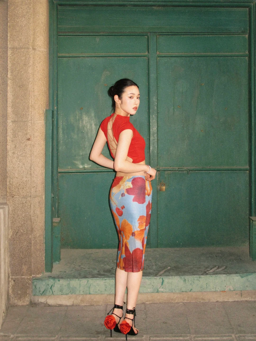 不就是露个背