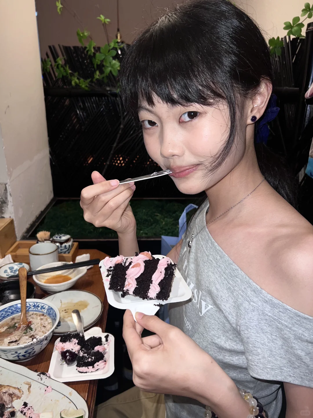 妹子你摸摸我的衣服 是不是做你老婆的料