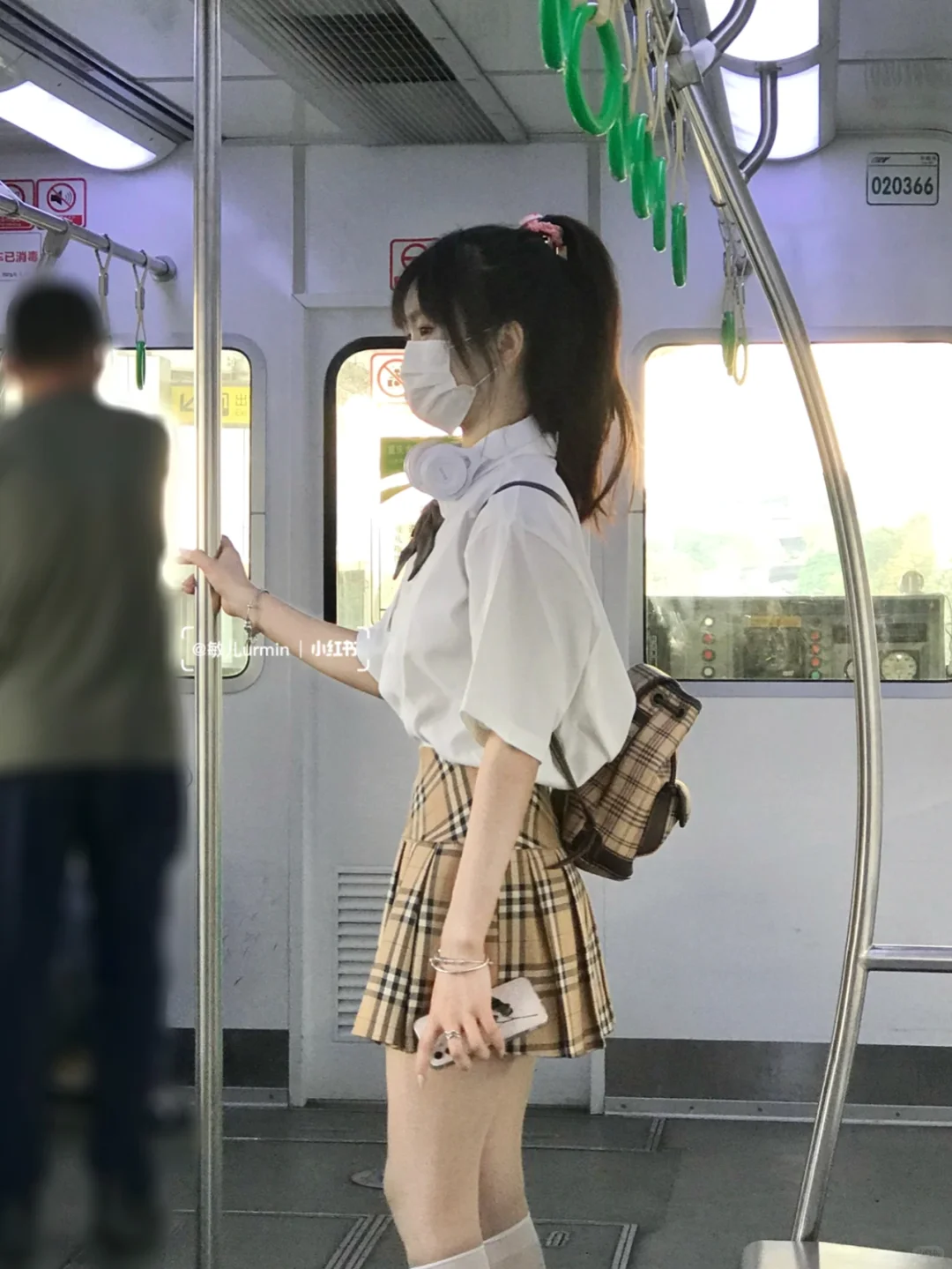 地铁上的小软妹 这身好奶呀～🧀
