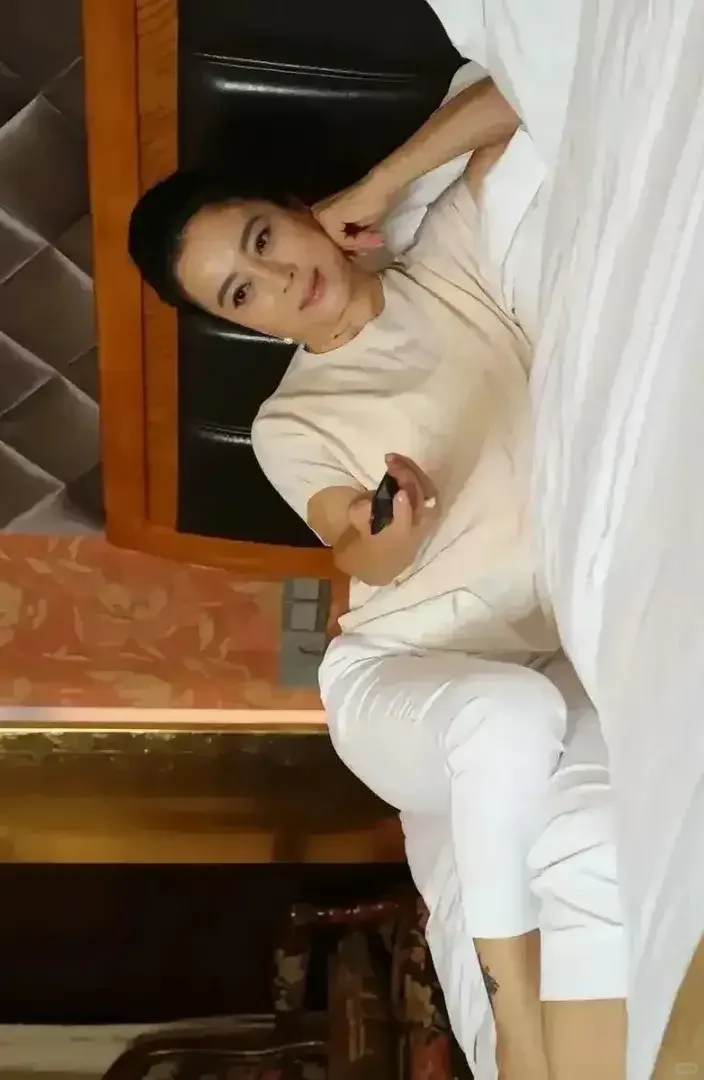 李玲玉60多岁了，丰腴熟韵的身材颇有风姿