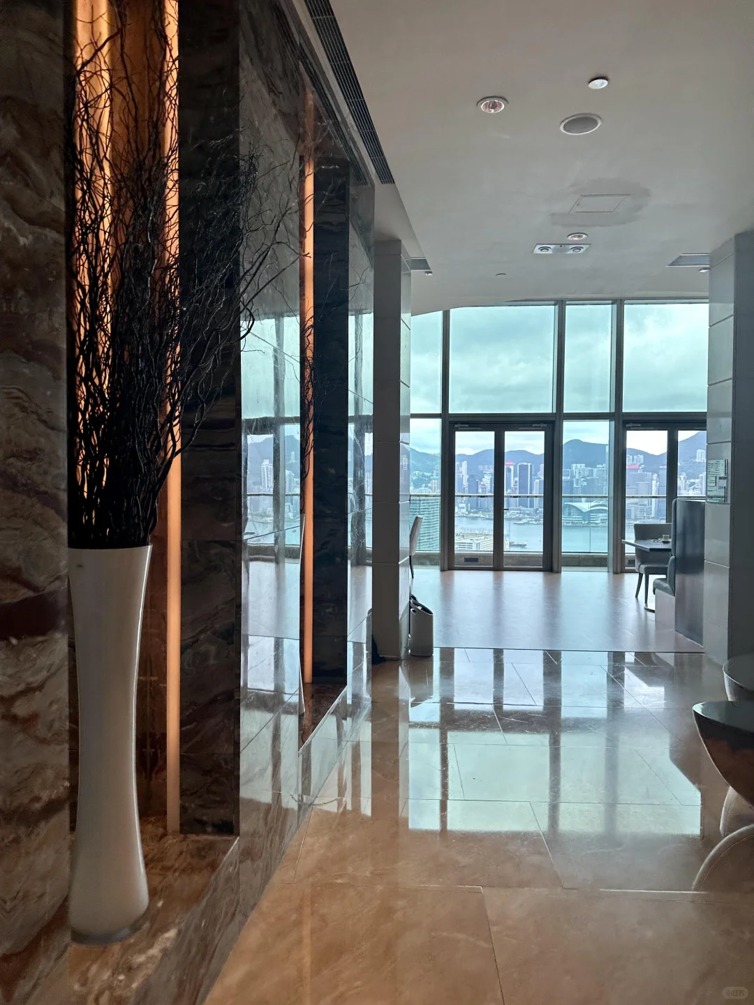 香港老牌顶奢豪宅凯旋门，一线海景看房记