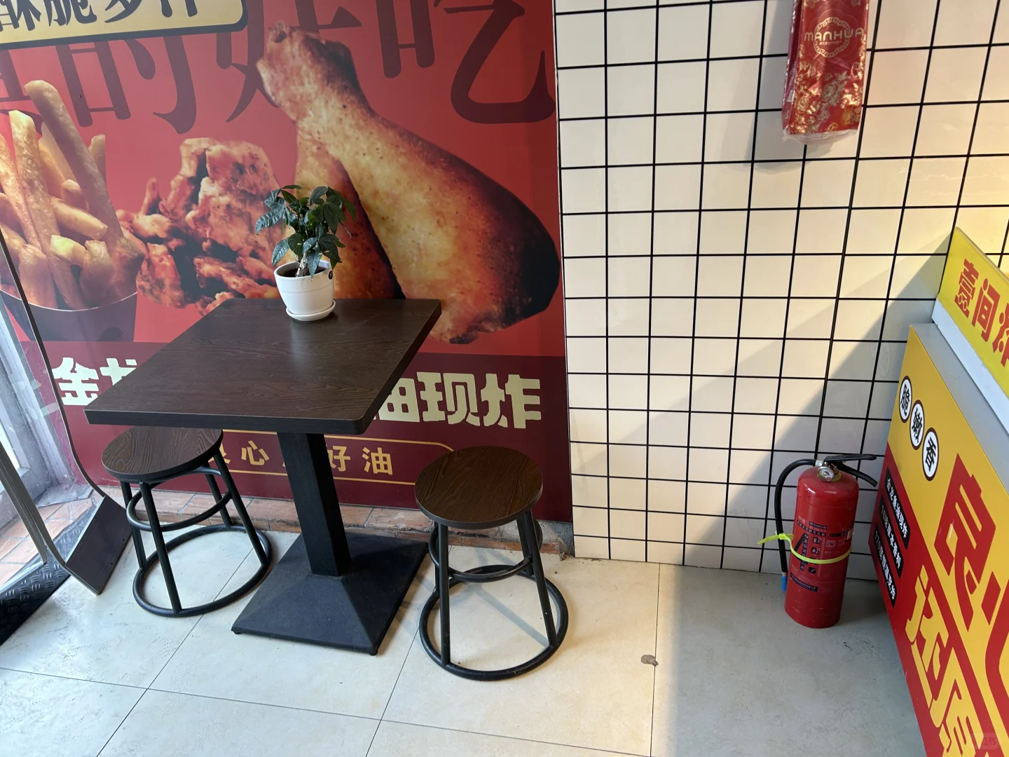 瑶海区炸鸡店转让，客流量大写字楼小区门口