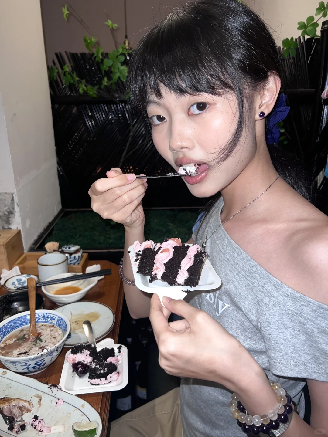 妹子你摸摸我的衣服 是不是做你老婆的料