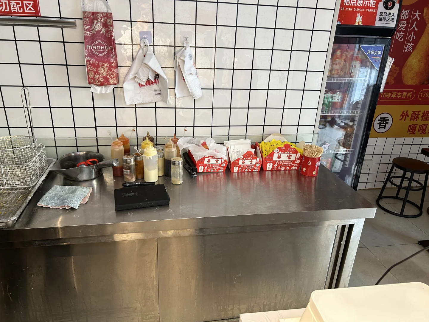 瑶海区炸鸡店转让，客流量大写字楼小区门口