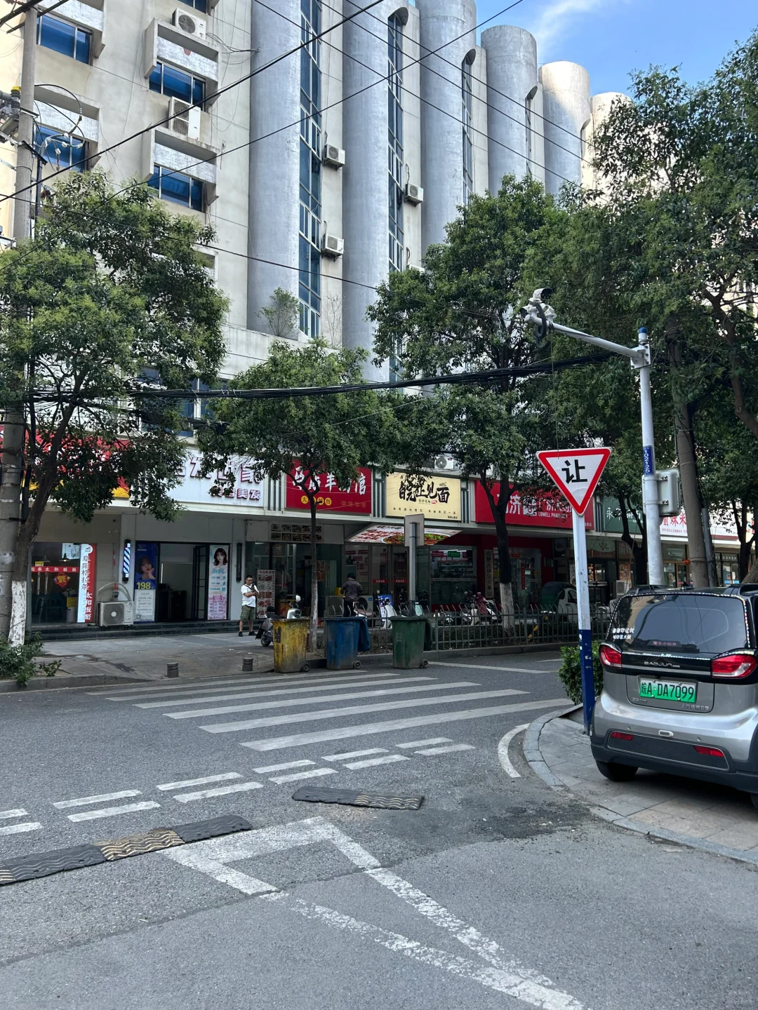 瑶海区炸鸡店转让，客流量大写字楼小区门口