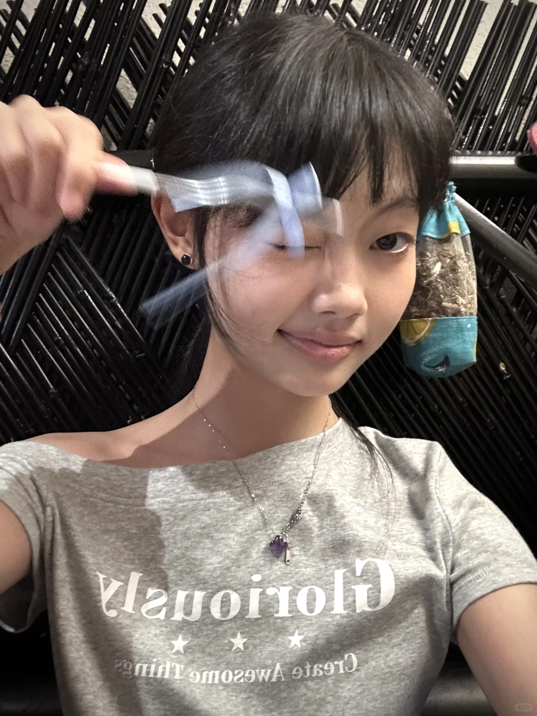 妹子你摸摸我的衣服 是不是做你老婆的料