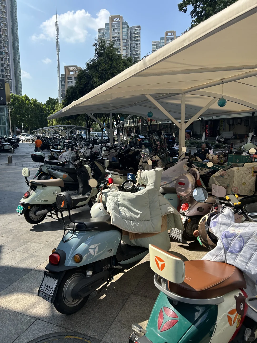 瑶海区炸鸡店转让，客流量大写字楼小区门口