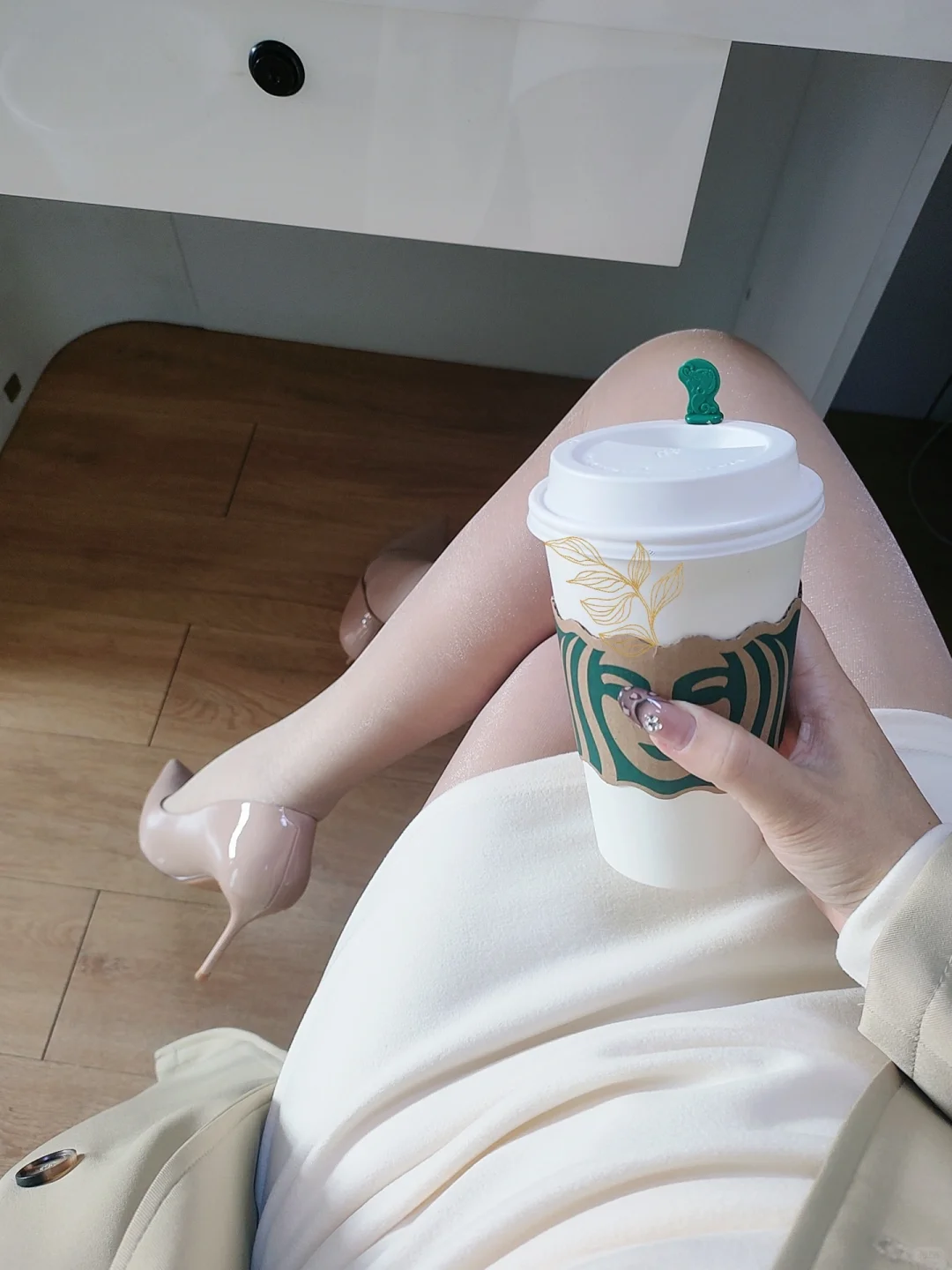 端起你的咖啡杯与我碰杯🥂
