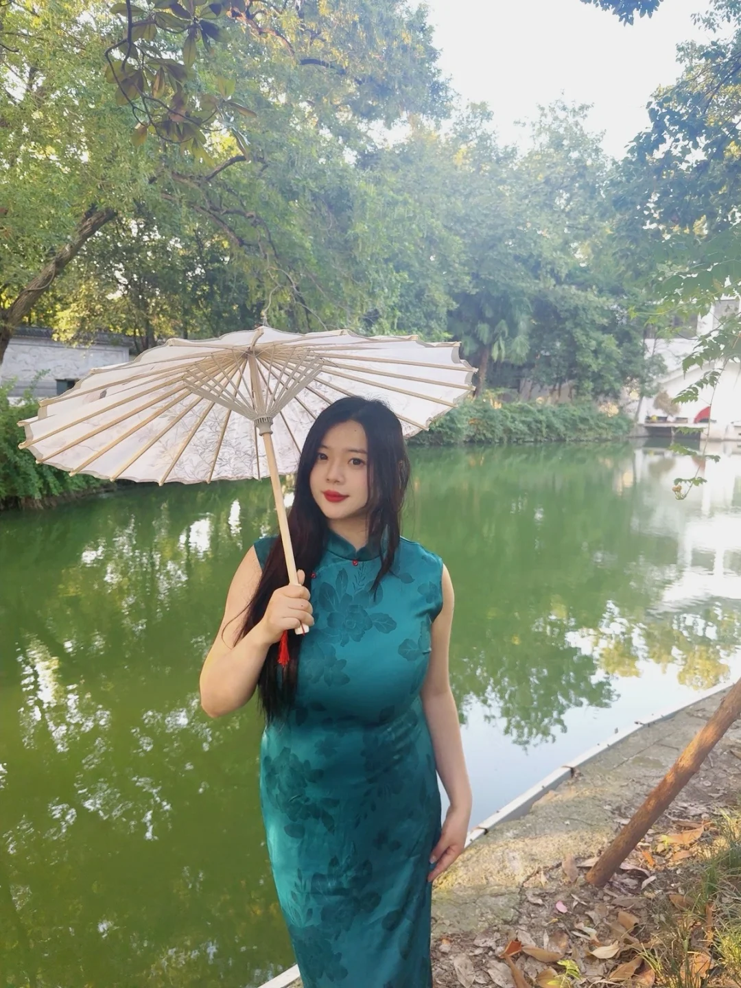 丰腴美人穿旗袍