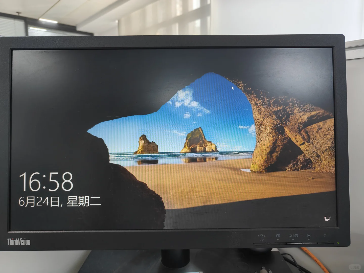 据说所有银行的电脑锁屏壁纸是一样的