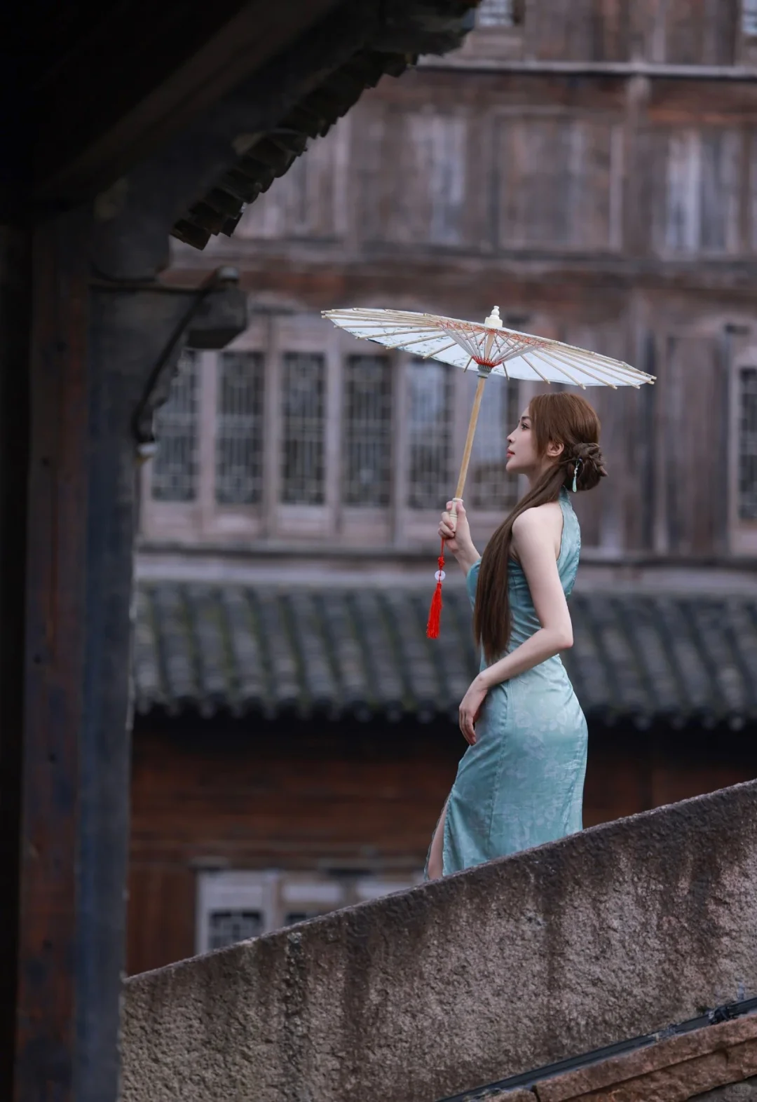 王钟瑶，丰腴身材，紧身旗袍勾勒完美曲线