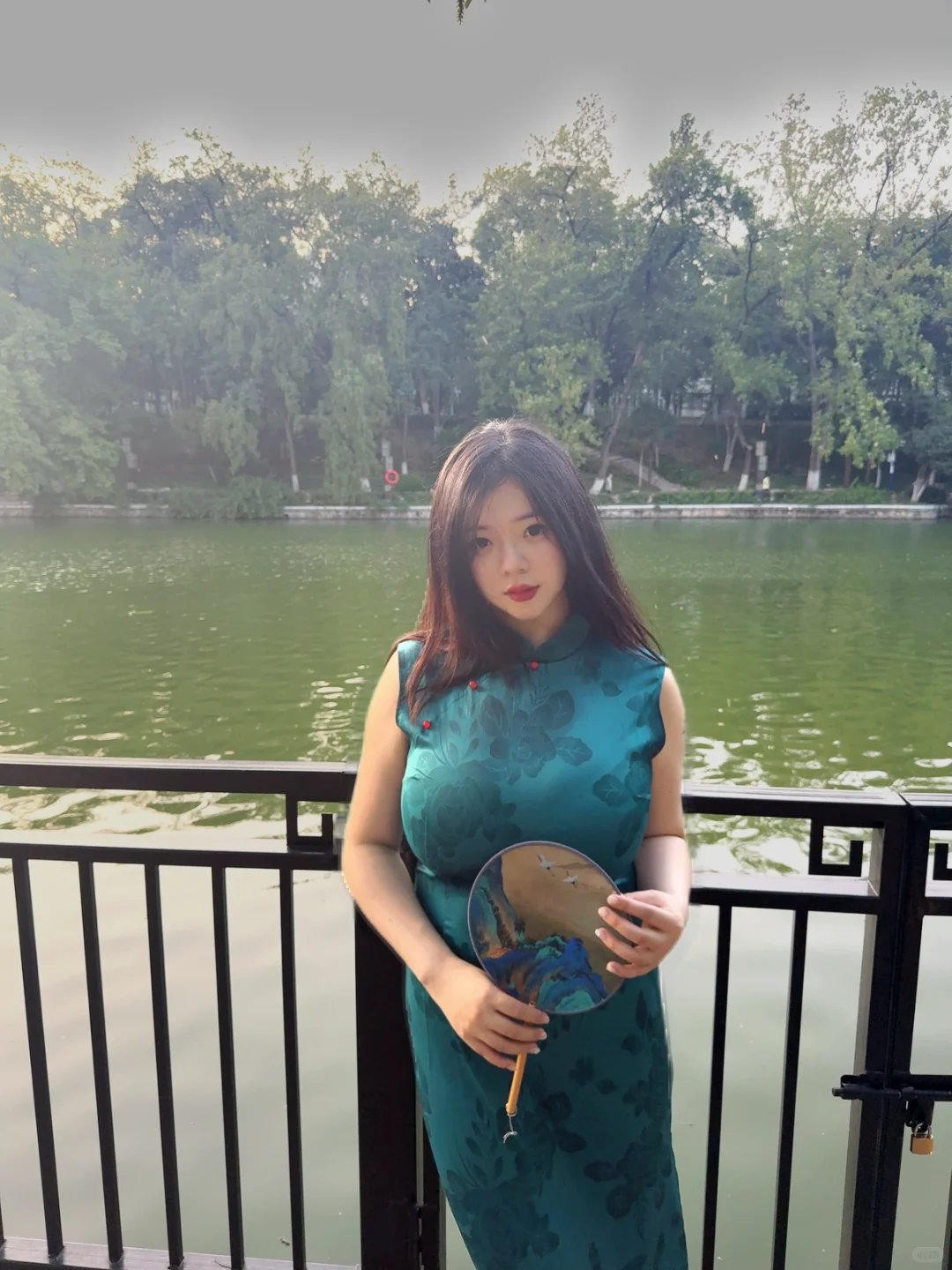丰腴美人穿旗袍