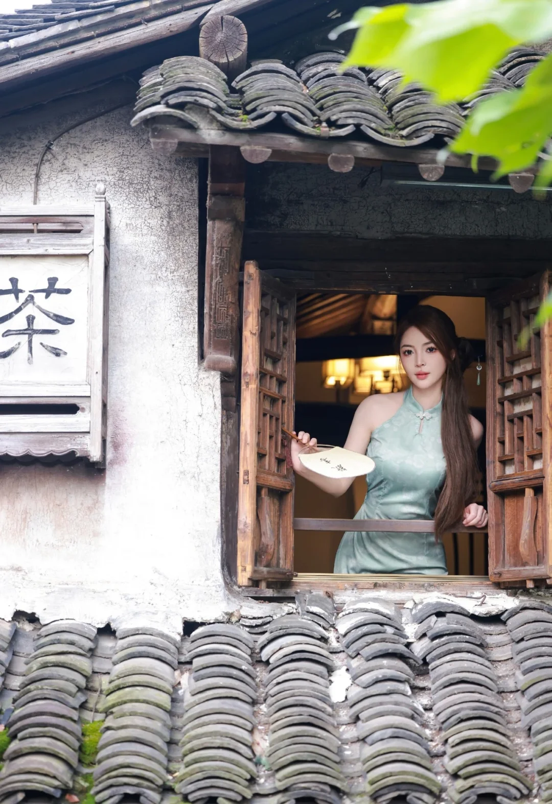 王钟瑶，丰腴身材，紧身旗袍勾勒完美曲线