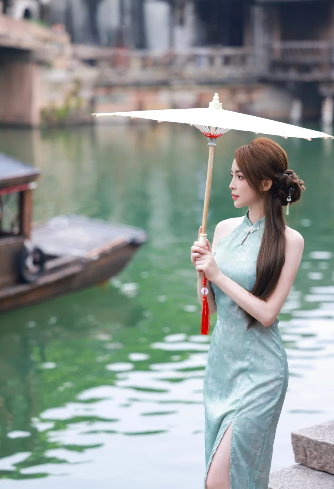 王钟瑶，丰腴身材，紧身旗袍勾勒完美曲线