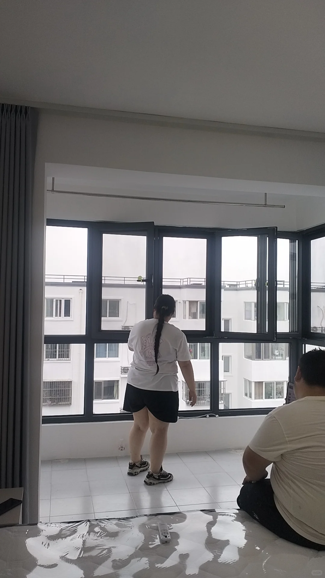 楼房出租，落地窗大阳台，新装修新家具
