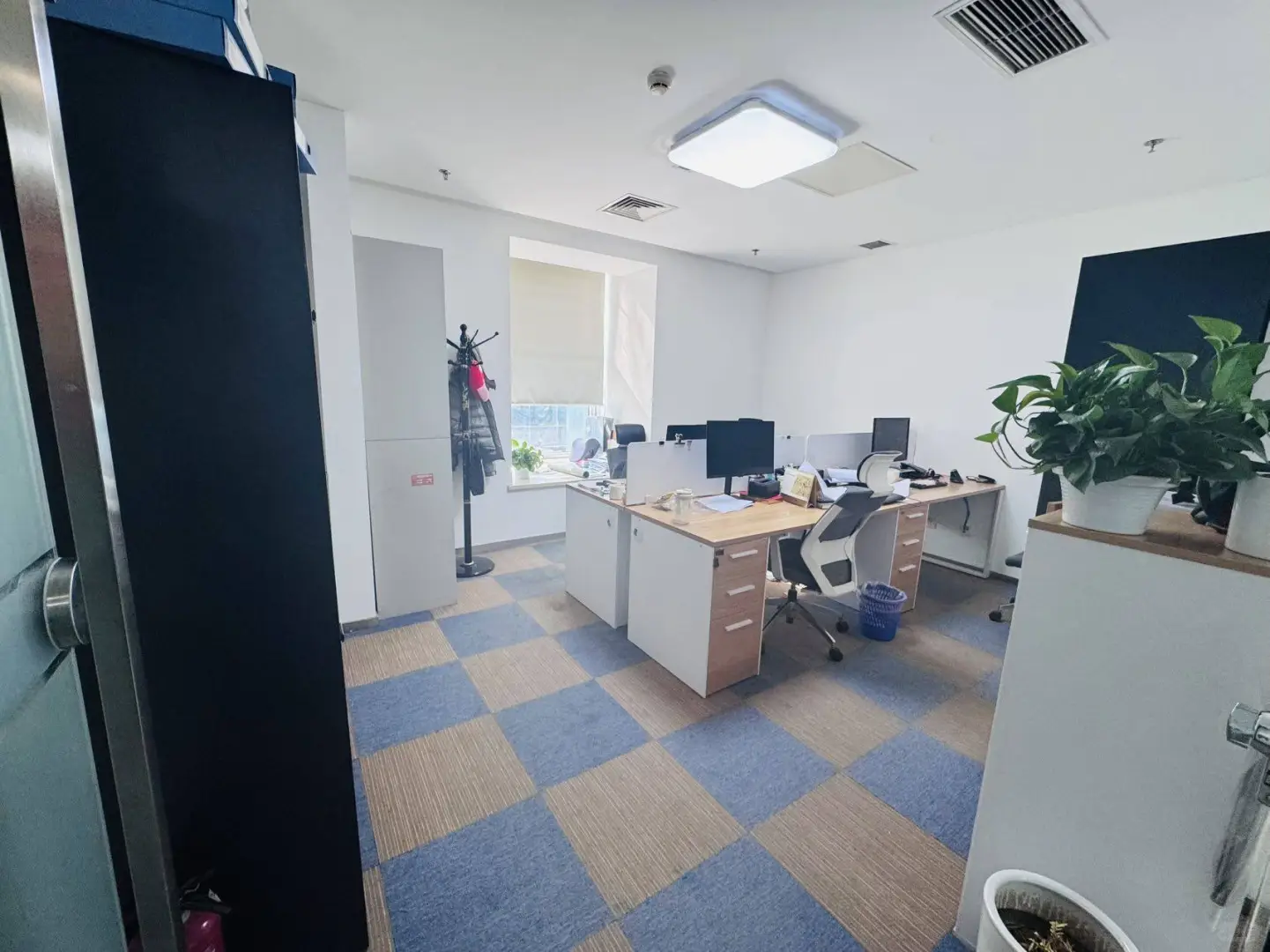 这楼挺不错啊，都谁在里头办公呢