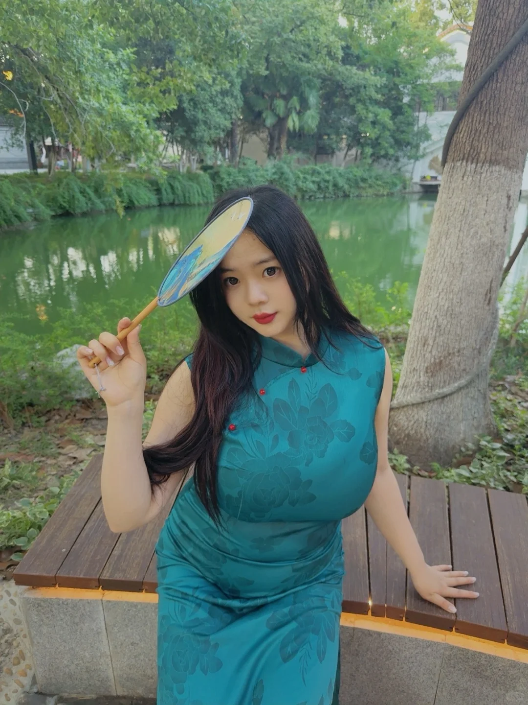 丰腴美人穿旗袍