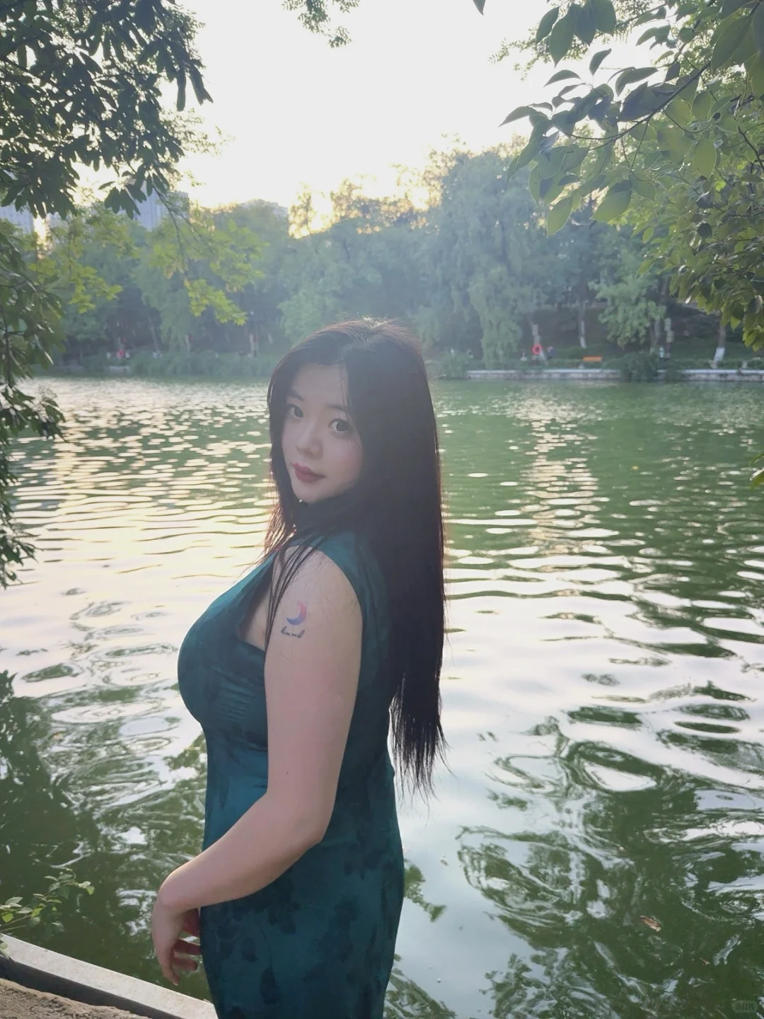丰腴美人穿旗袍