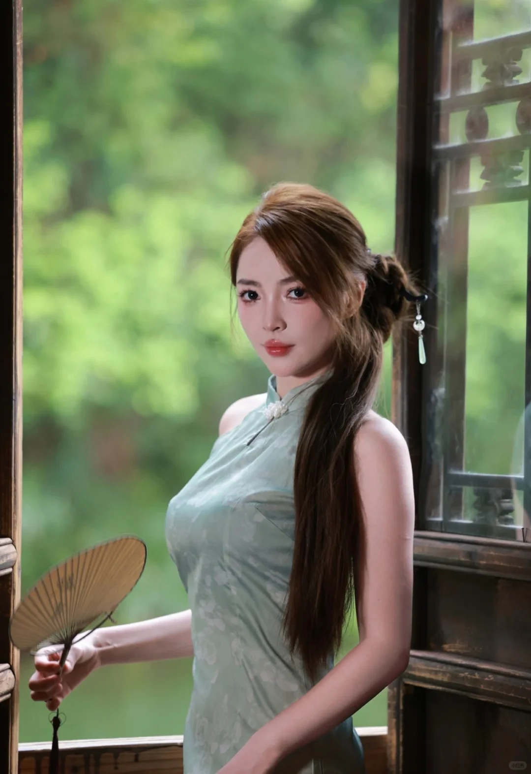 王钟瑶，丰腴身材，紧身旗袍勾勒完美曲线