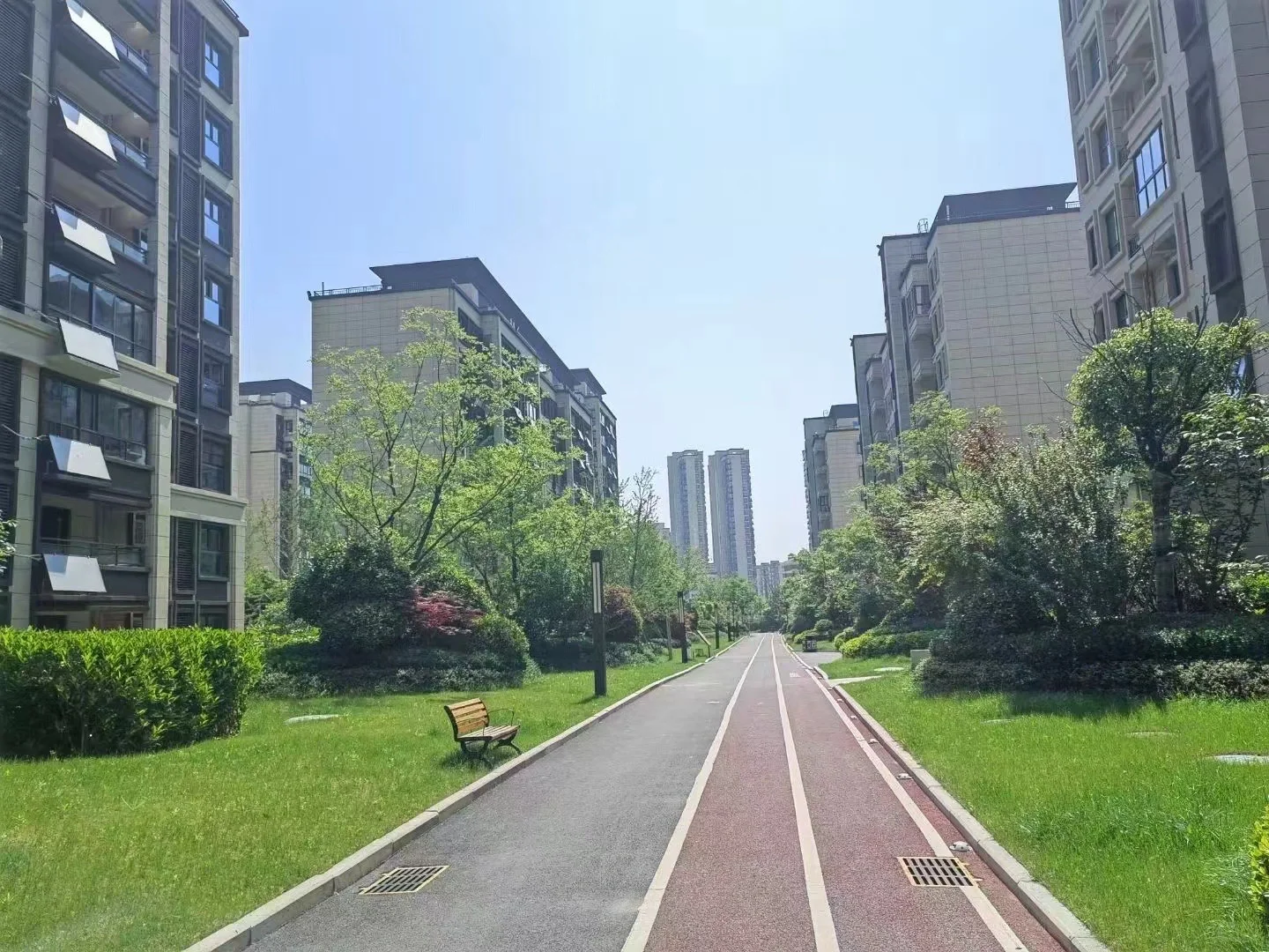 洋房一楼带院子110平，164万，带南北院子