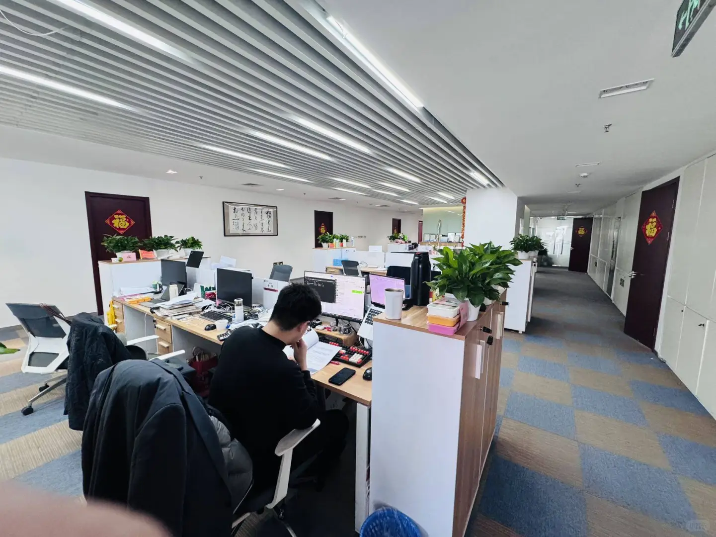 这楼挺不错啊，都谁在里头办公呢