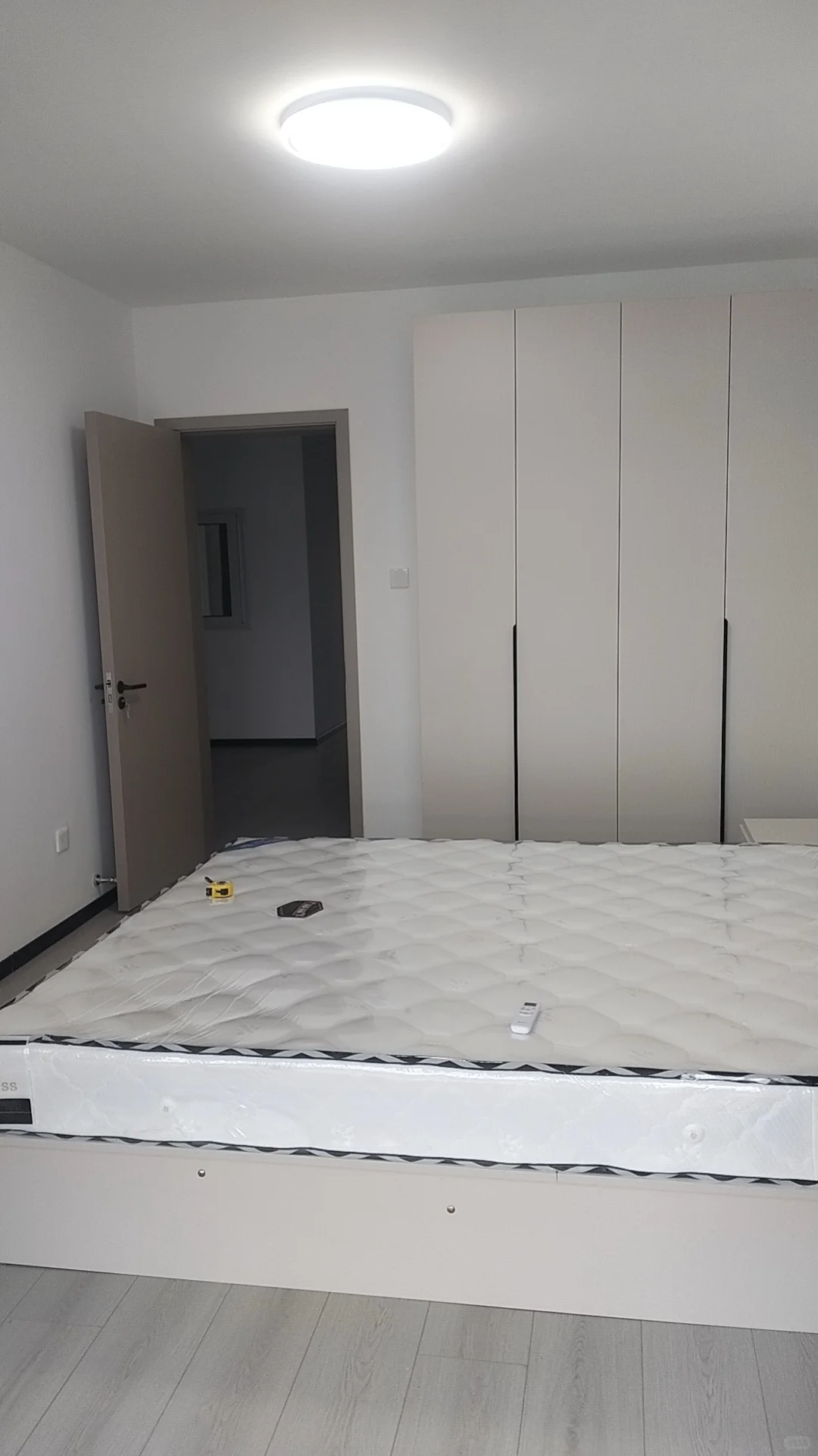 楼房出租，落地窗大阳台，新装修新家具