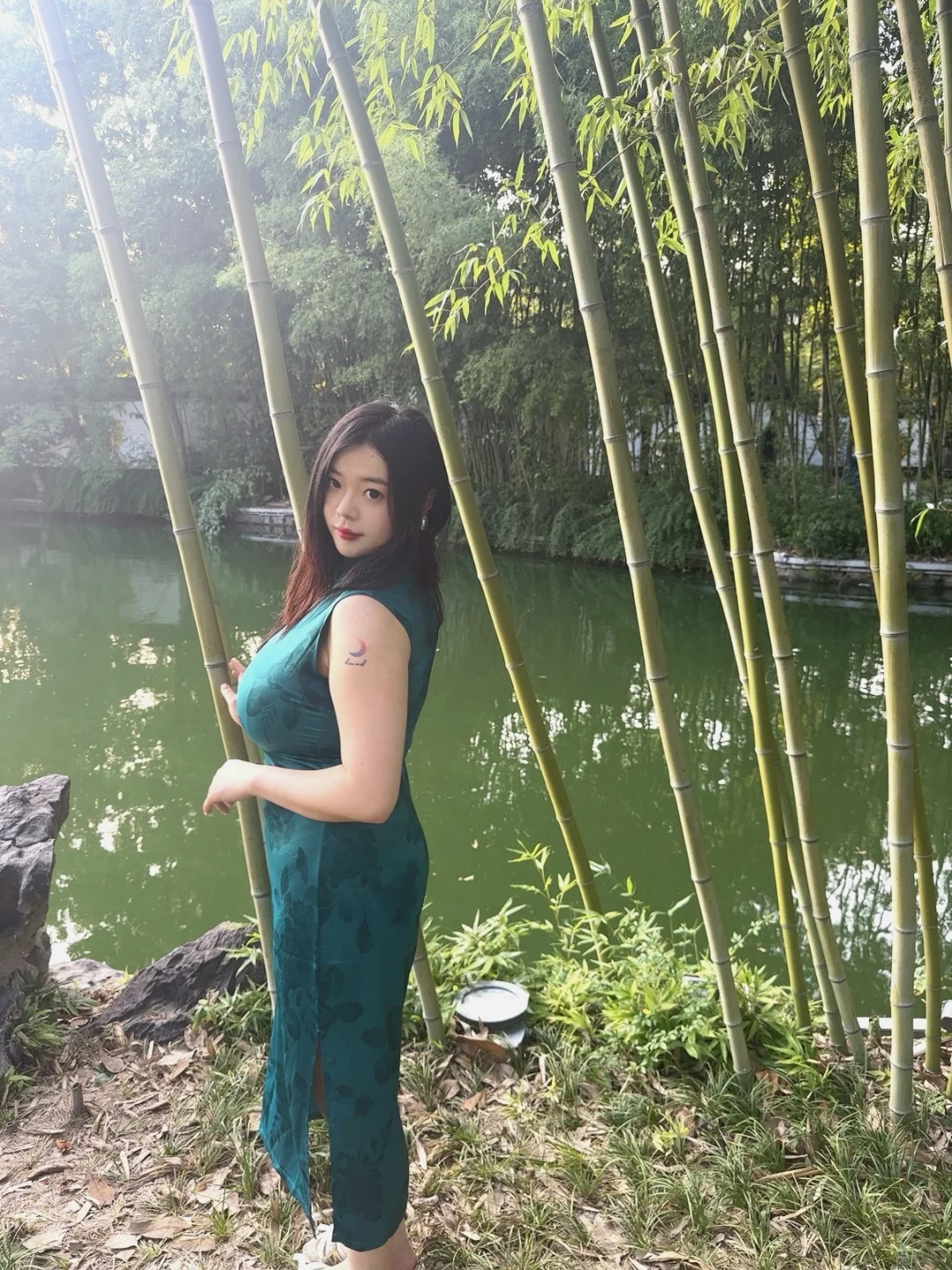 丰腴美人穿旗袍