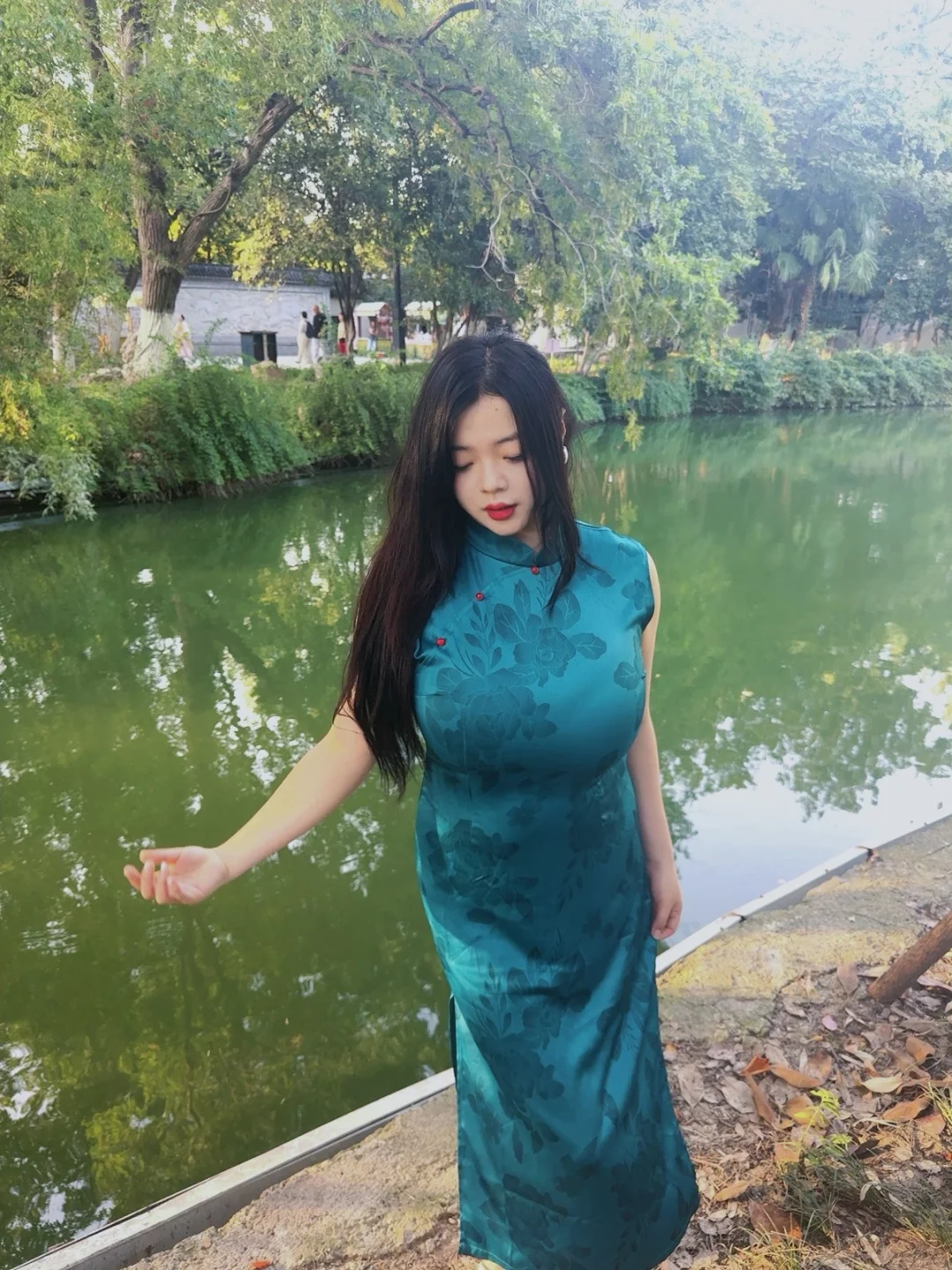 丰腴美人穿旗袍