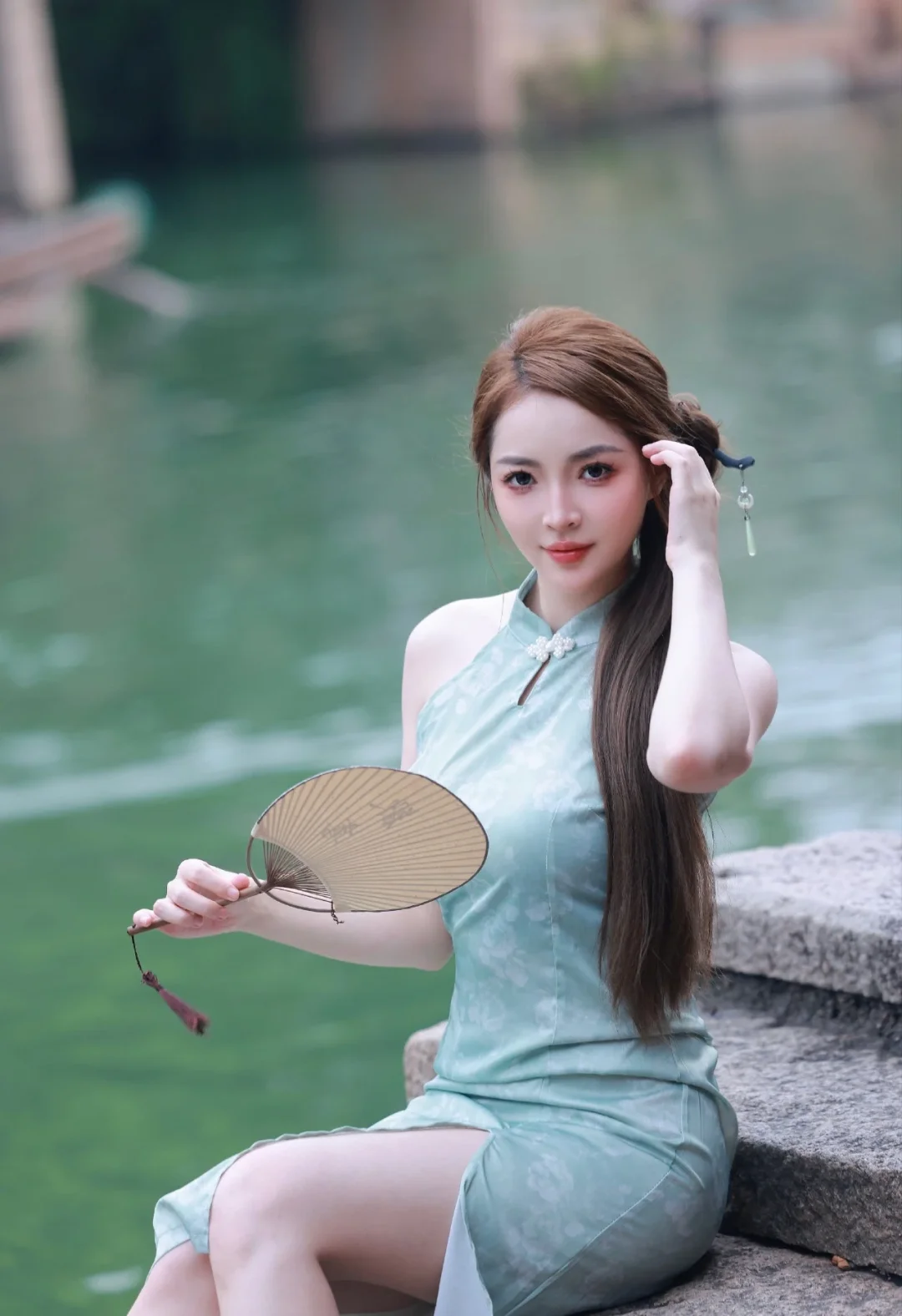 王钟瑶，丰腴身材，紧身旗袍勾勒完美曲线