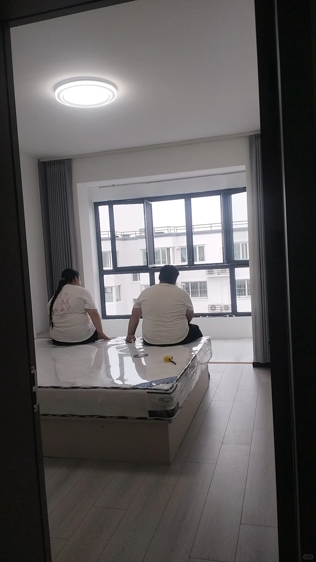楼房出租，落地窗大阳台，新装修新家具