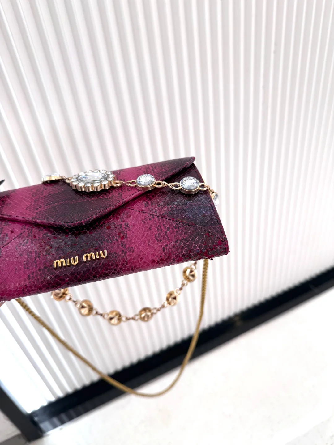 缪缪miumiu玫红蛇纹宝石信封包的魅惑女人味