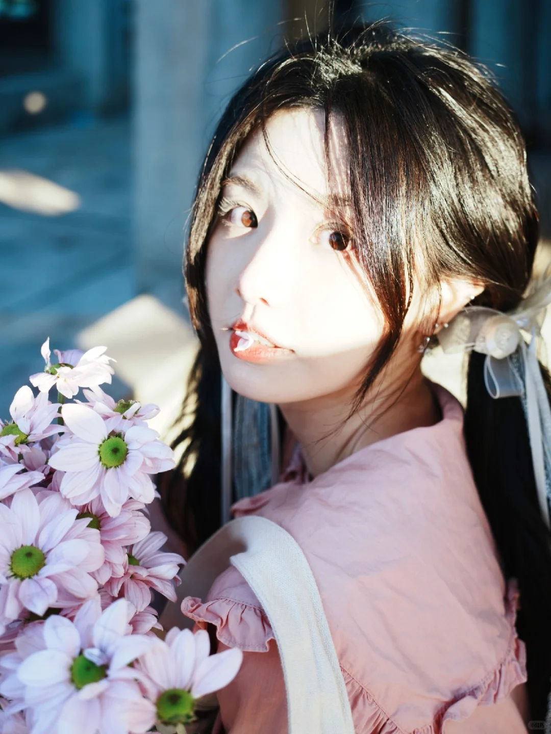 她说“你是开在废墟里娇艳的花”