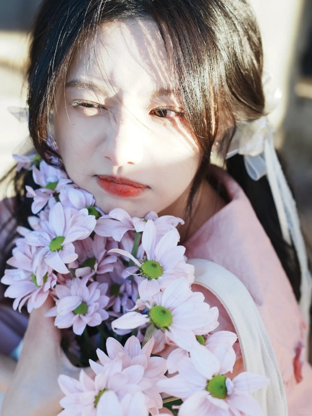她说“你是开在废墟里娇艳的花”