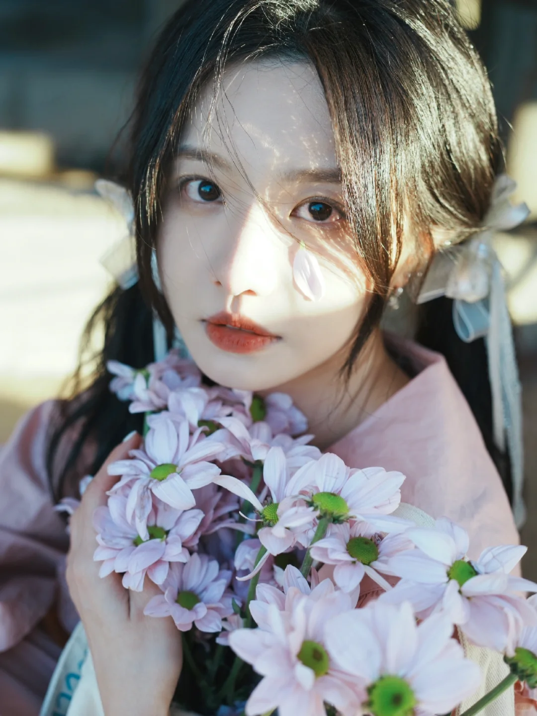 她说“你是开在废墟里娇艳的花”