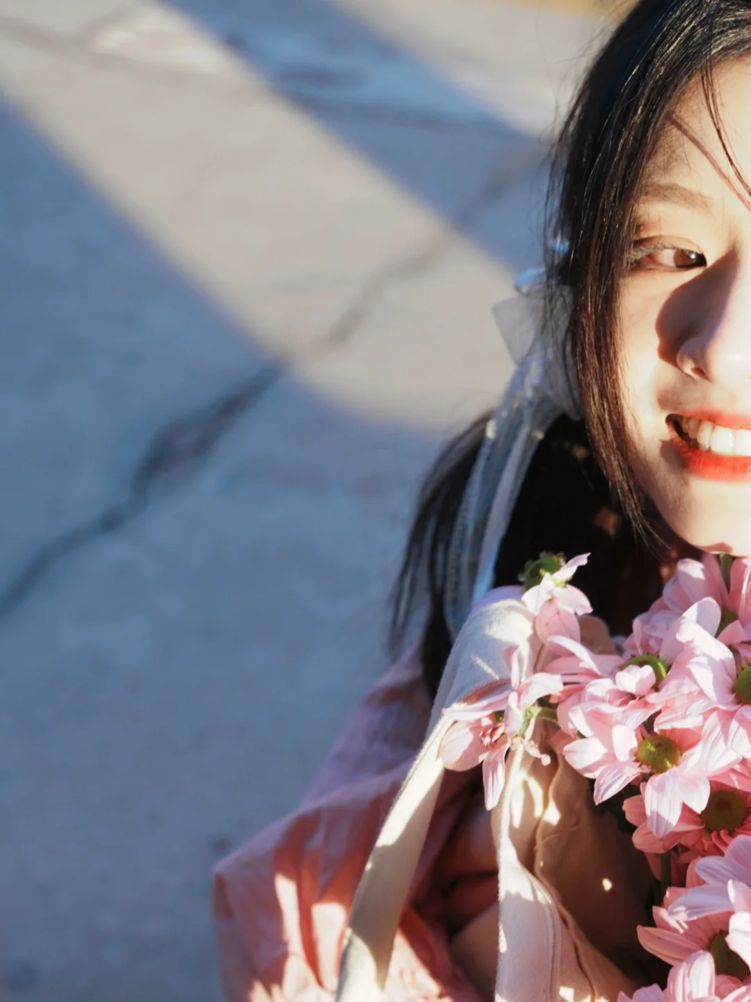 她说“你是开在废墟里娇艳的花”