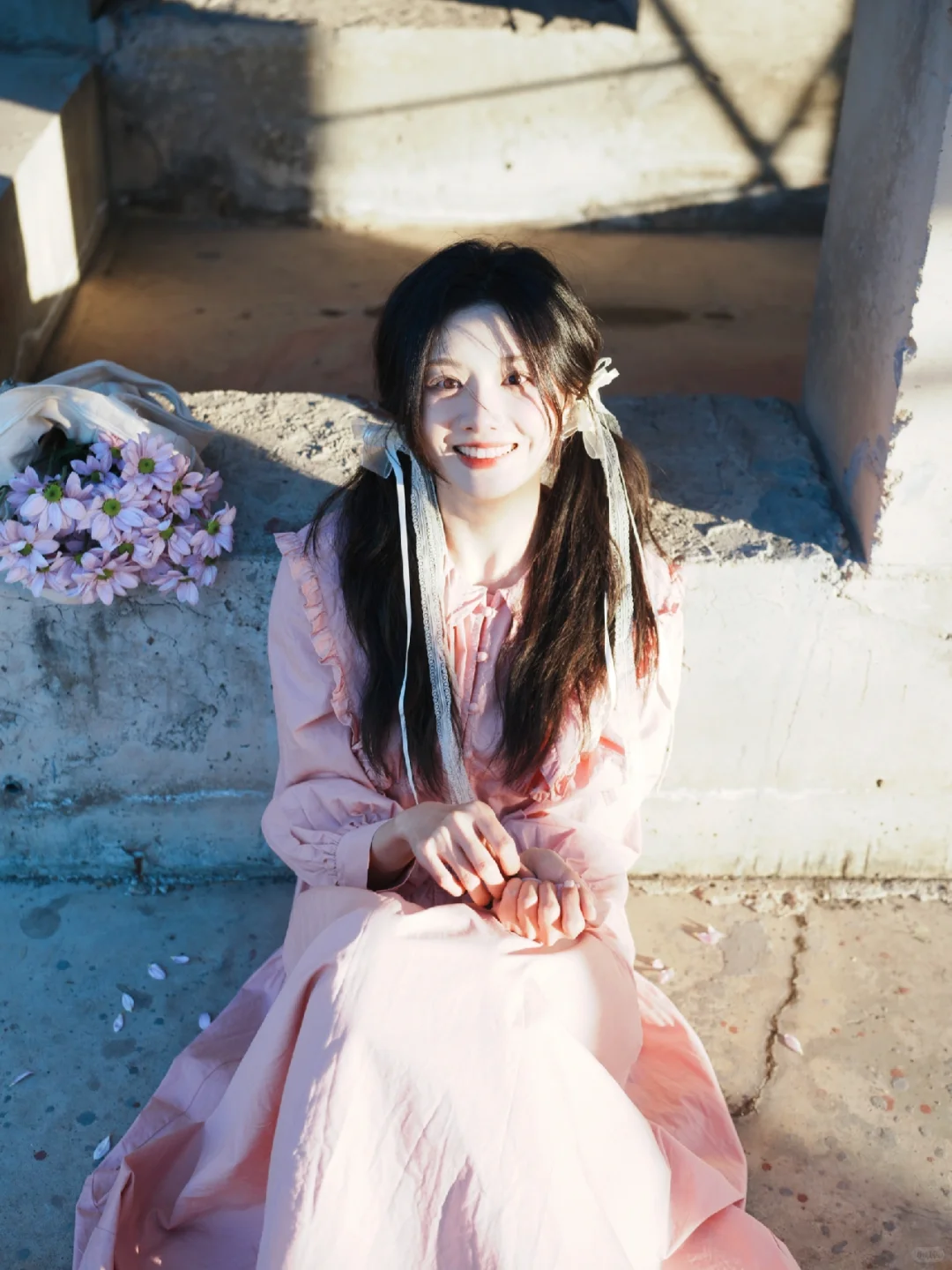 她说“你是开在废墟里娇艳的花”