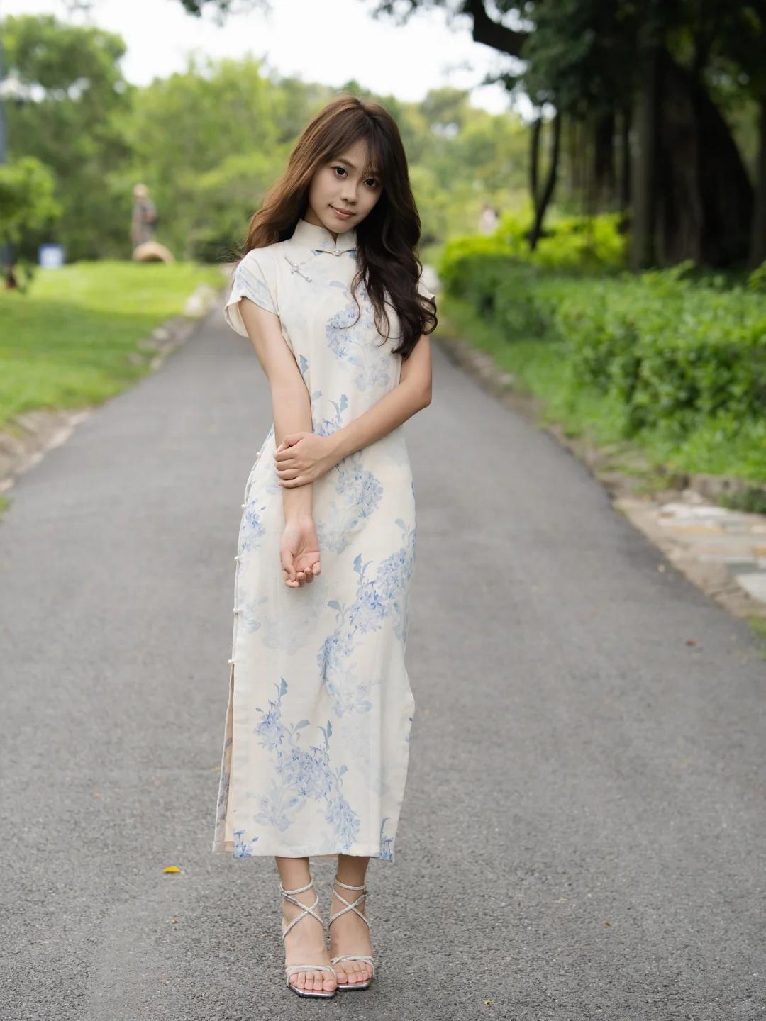 💙国风氛围感拉满！淡青花旗袍美人