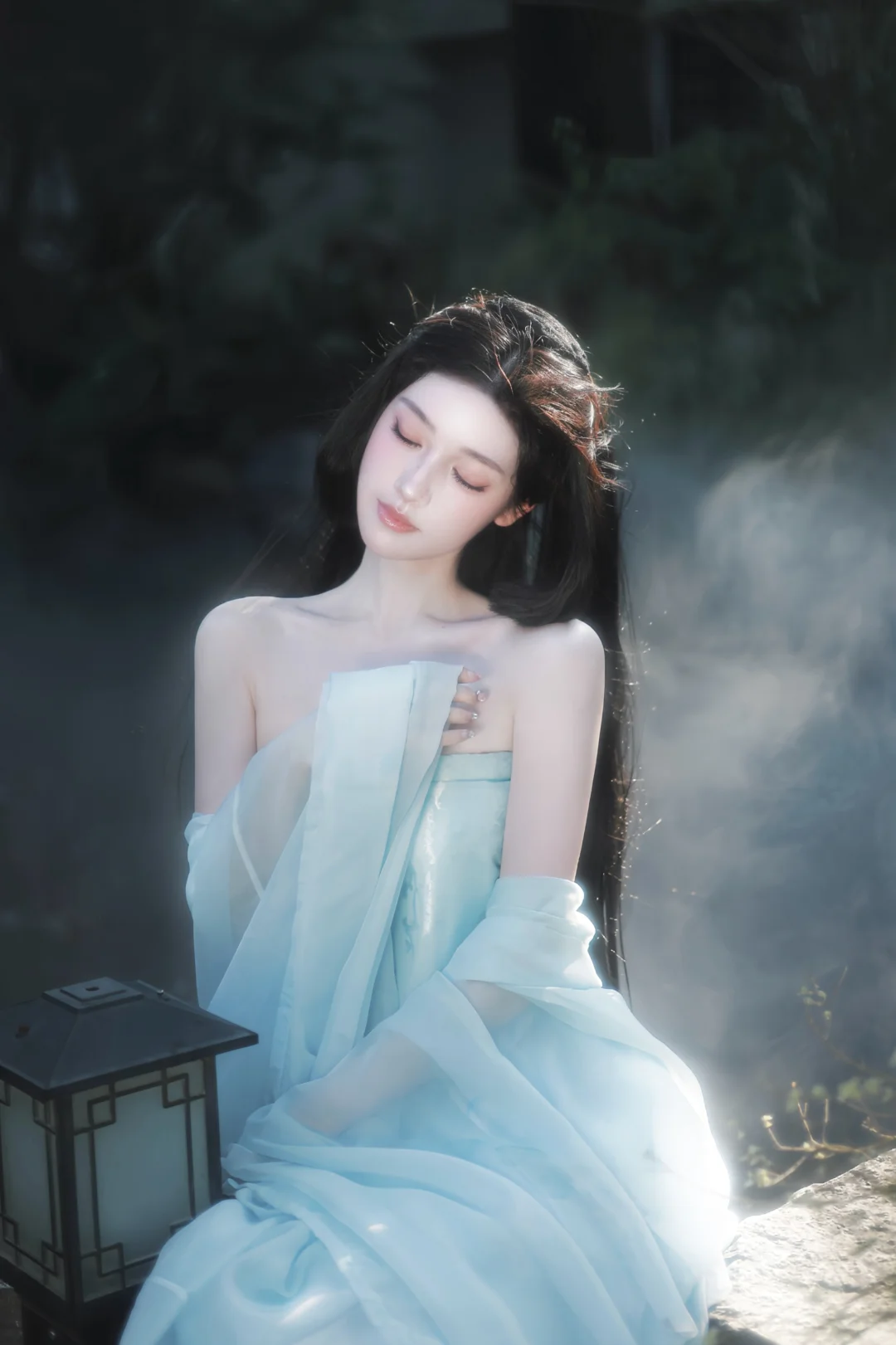 媚眼含羞合 丹唇逐笑开