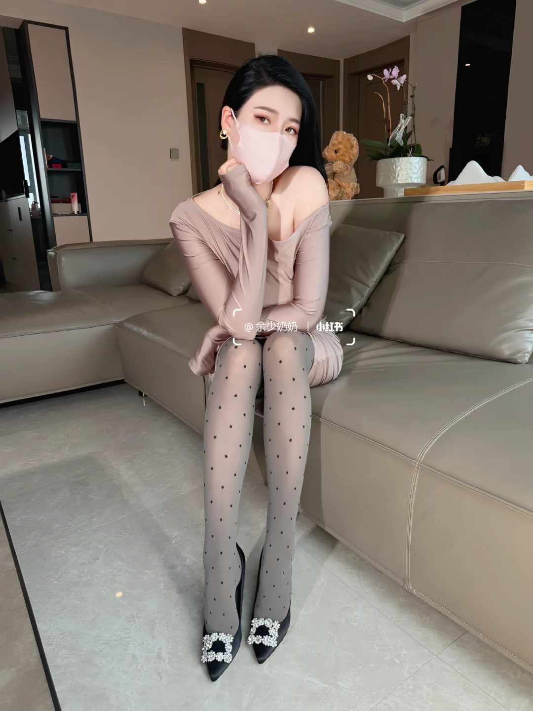 丝滑礼服和灰色波点