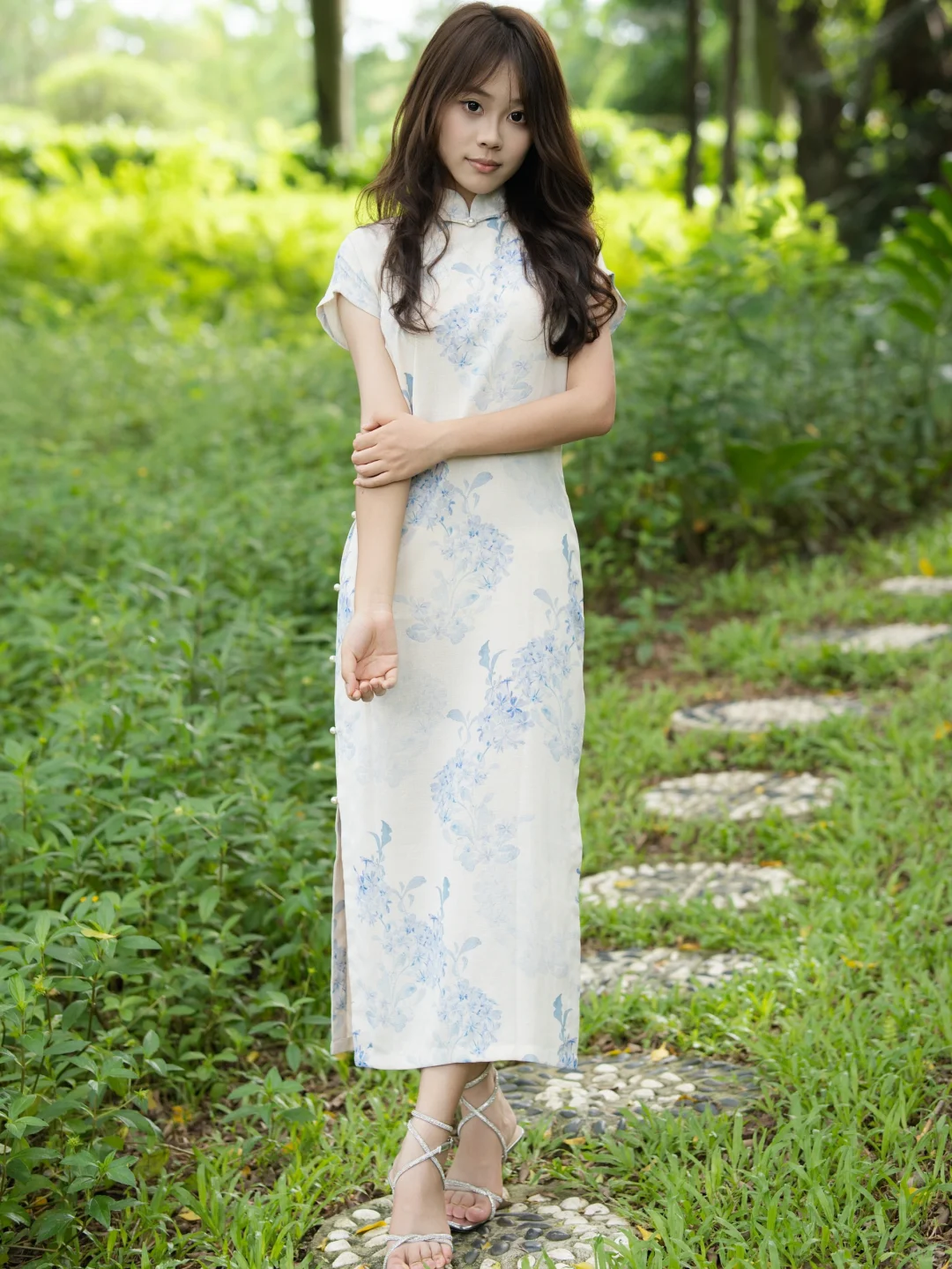 💙国风氛围感拉满！淡青花旗袍美人