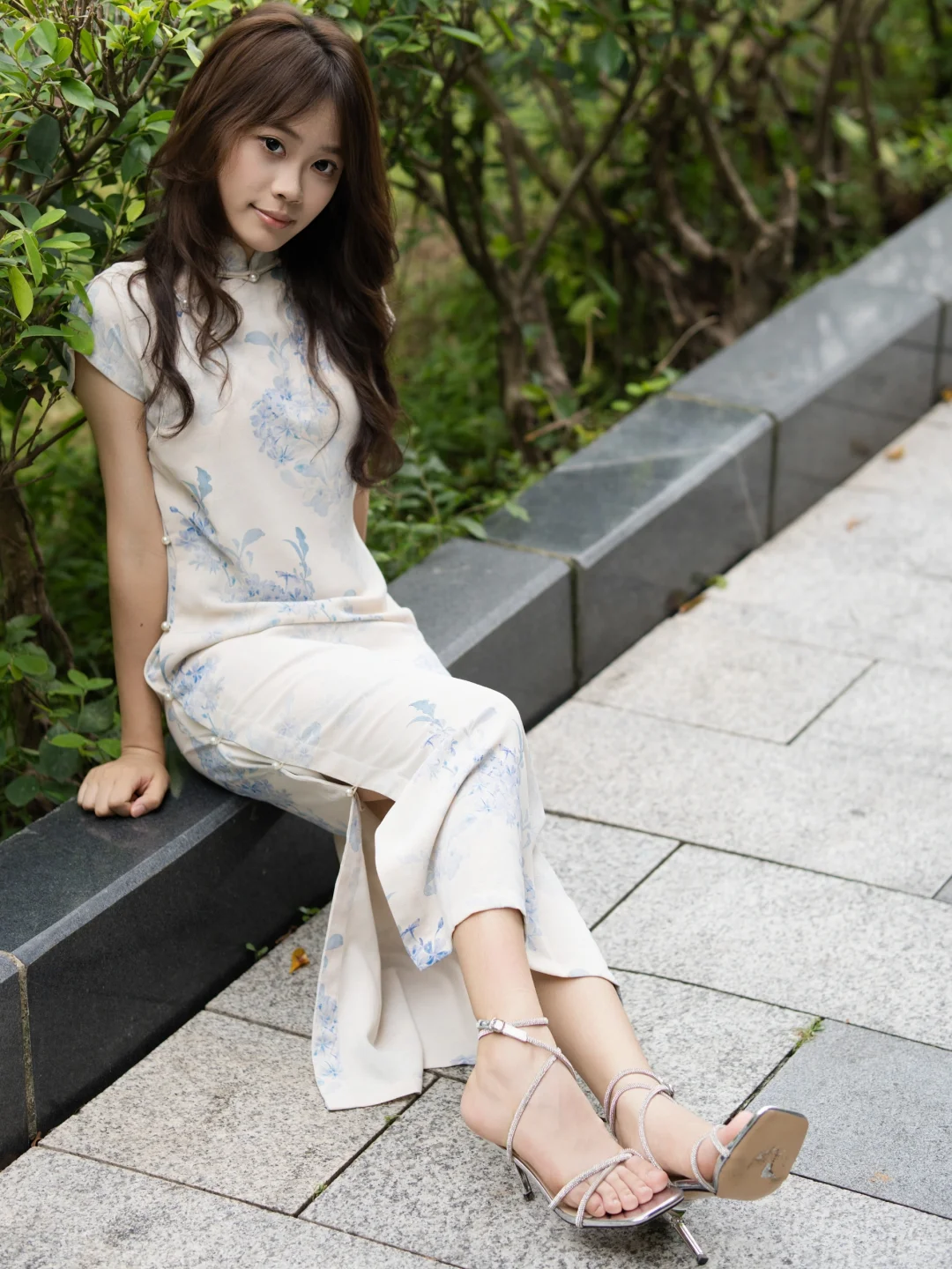 💙国风氛围感拉满！淡青花旗袍美人